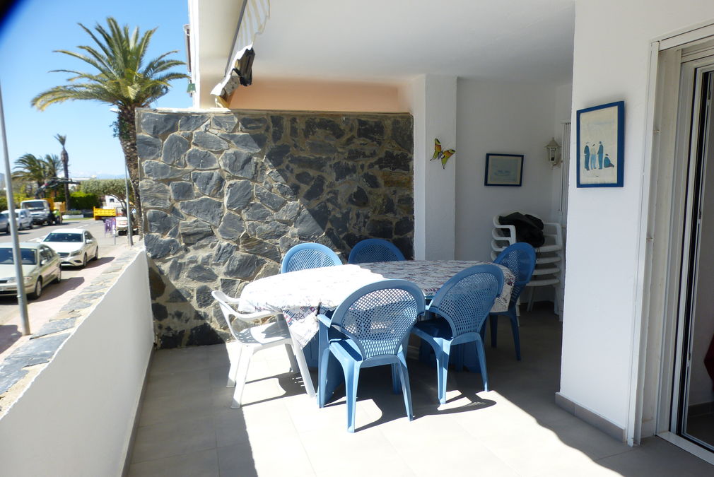 Renovated apartment for sale with parking space in the center of Empuriabrava, near the beach