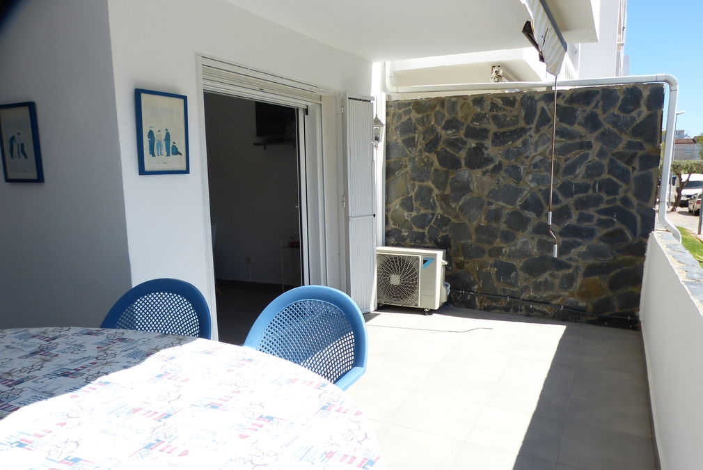 Appartement rénové à vendre avec place de parking dans le centre d'Empuriabrava, près de la plage