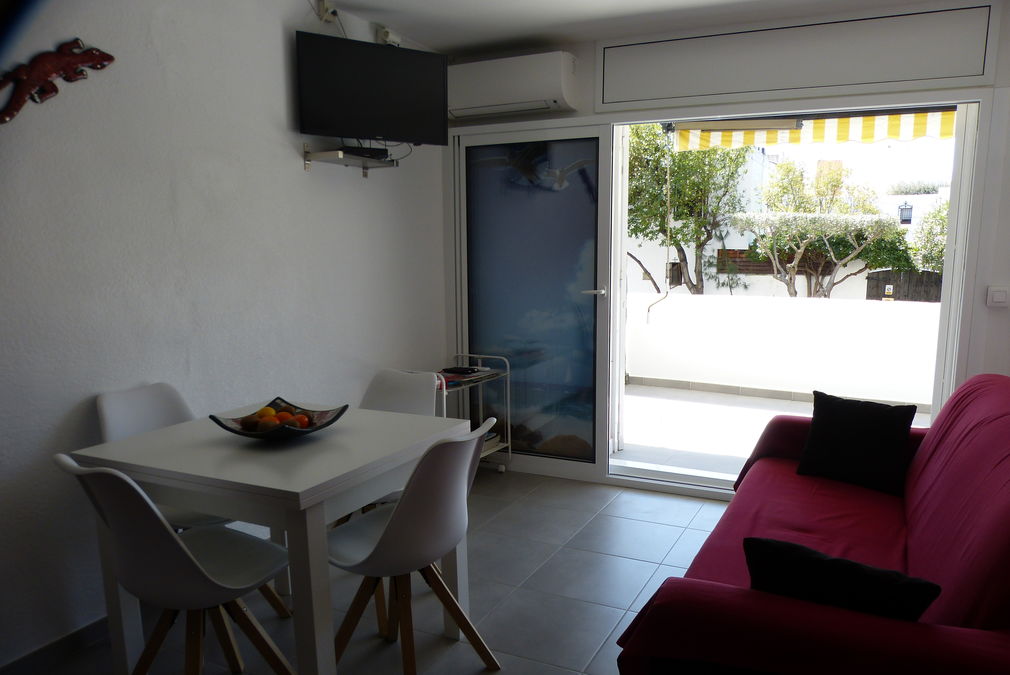 Es ven apartament renovat amb plaça de pàrquing al centre d'Empuriabrava, a prop de la platja