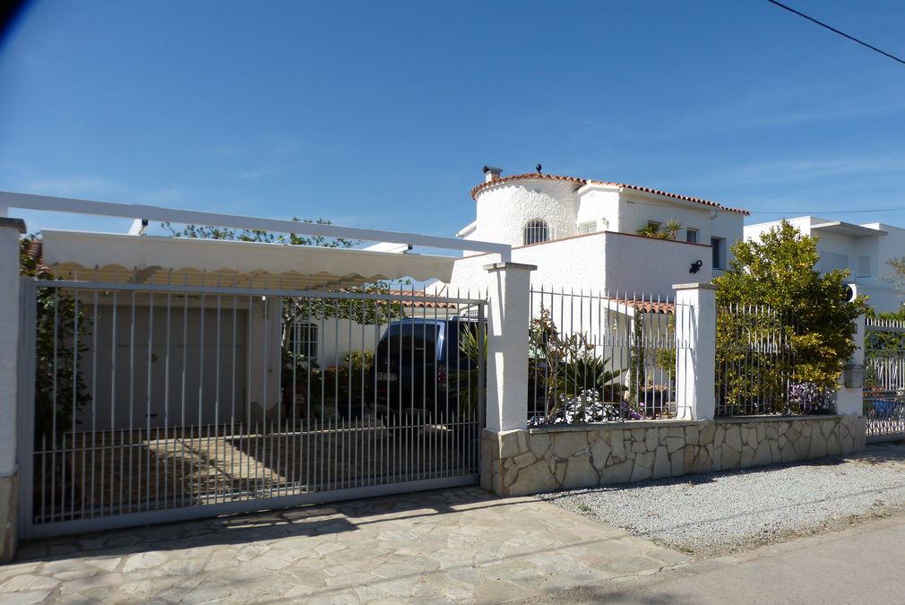 Canal house on a 875 m2 plot with a 25 m mooring for sale in Empuriabrava