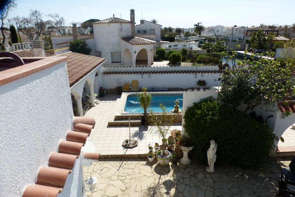 Canal house on a 875 m2 plot with a 25 m mooring for sale in Empuriabrava
