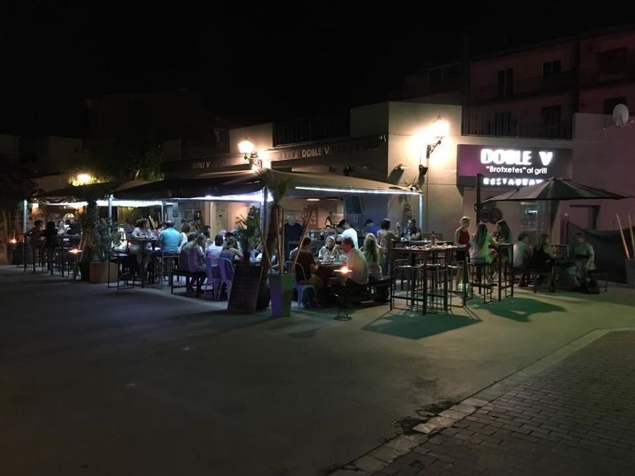 Ideal gelegenes Bar-Restaurant in Empuriabrava auf Straßenniveau mit Terrassen für die Übernahme