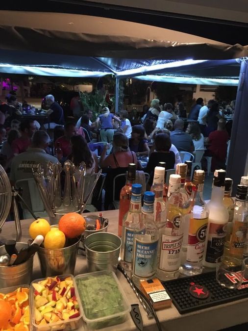Ideally located bar-restaurant for transfer in Empuriabrava at street level with terraces