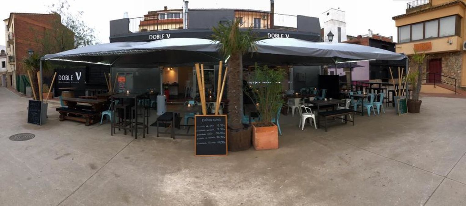 Ideally located bar-restaurant for transfer in Empuriabrava at street level with terraces