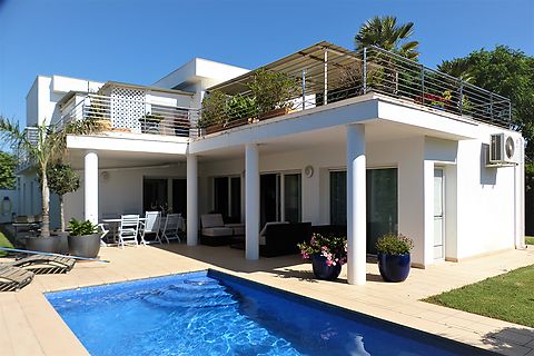 En venda casa de 4 habitacions, piscina i garatge a 650m de la platja