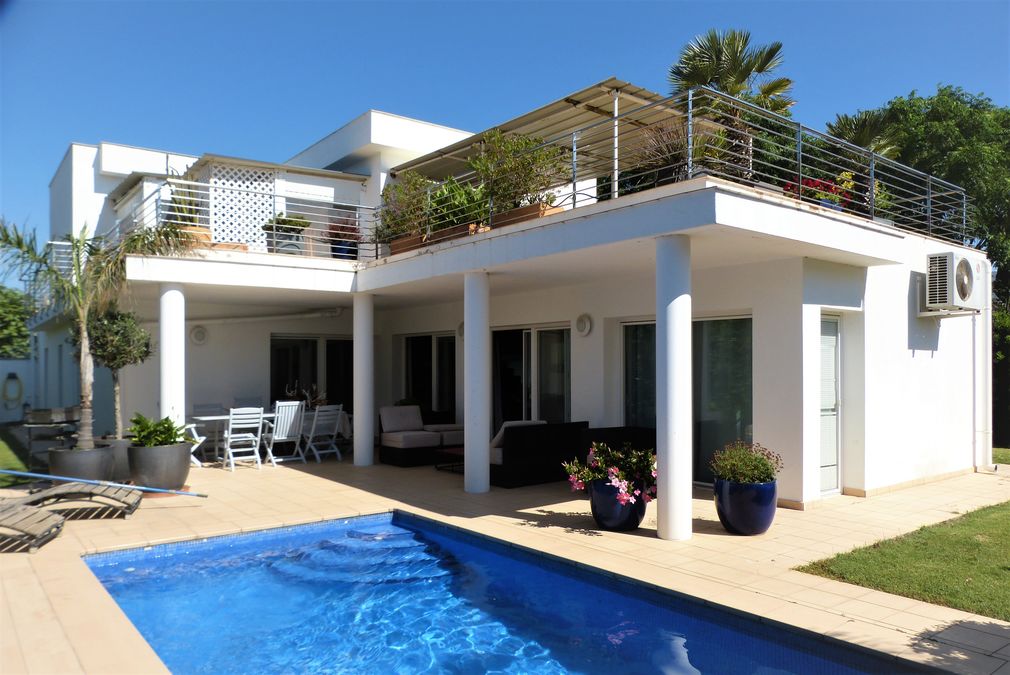 For sale 4 bedroom house, pool and garage 650m from the beach