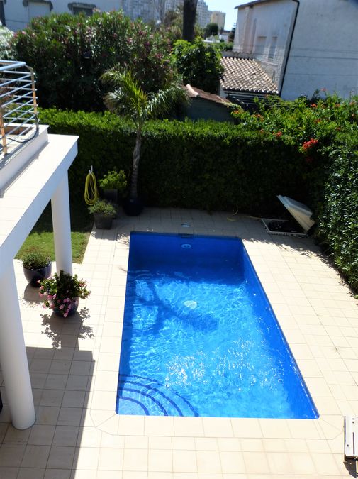 For sale 4 bedroom house, pool and garage 650m from the beach