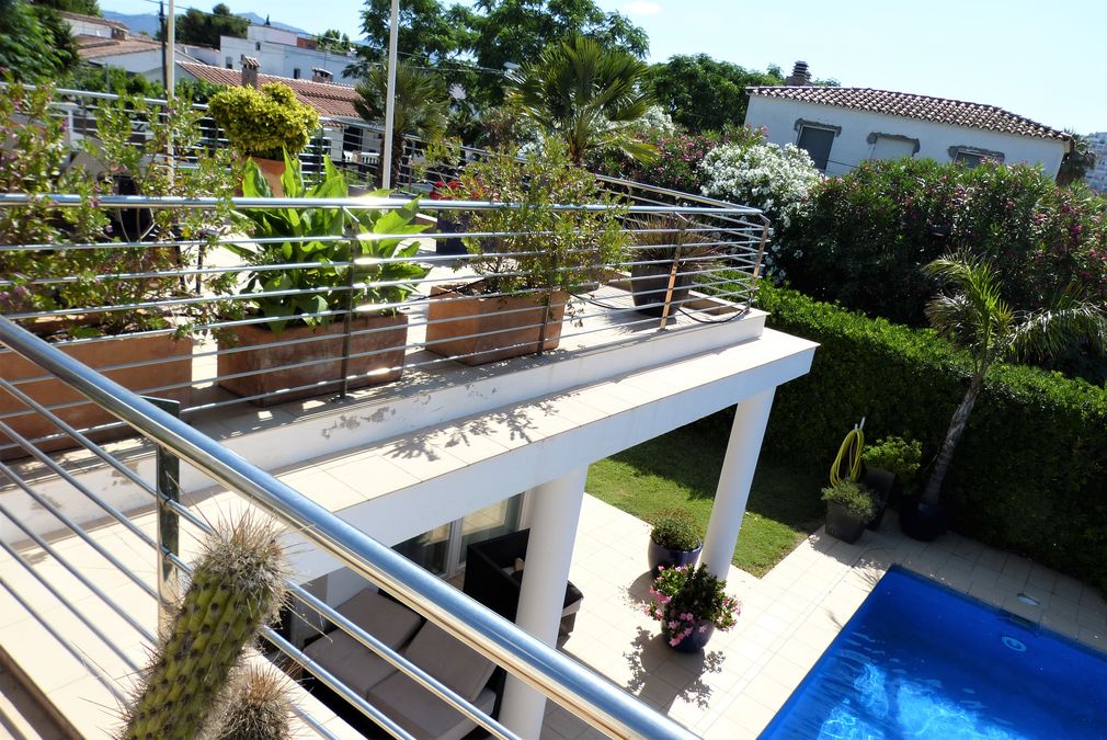 En venda casa de 4 habitacions, piscina i garatge a 650m de la platja