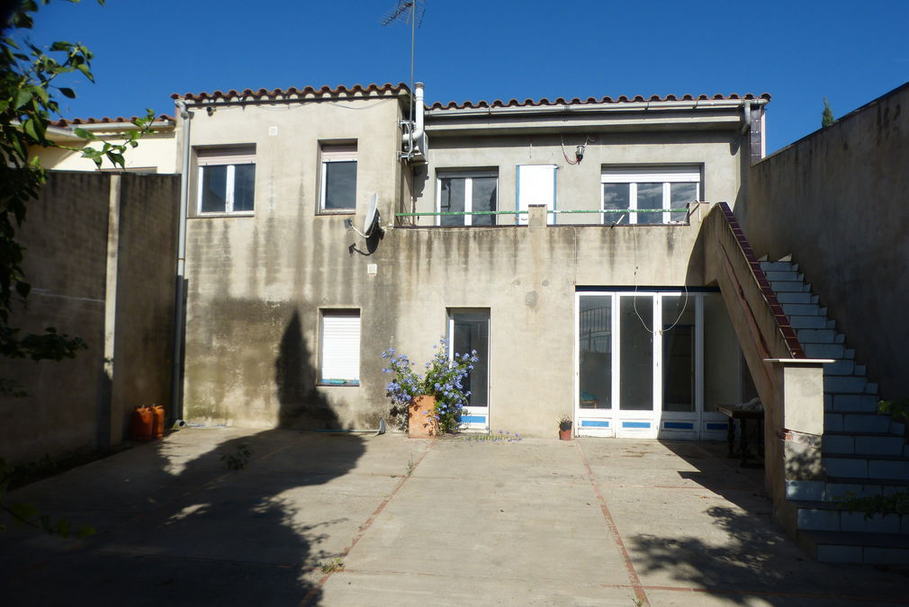House for renovation in a Spanish village only 5 km from the beach Sant Pere de Pescador