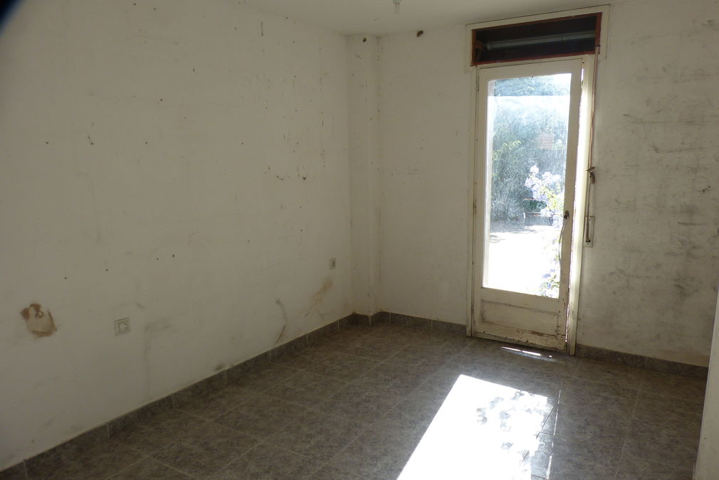 House for renovation in a Spanish village only 5 km from the beach Sant Pere de Pescador