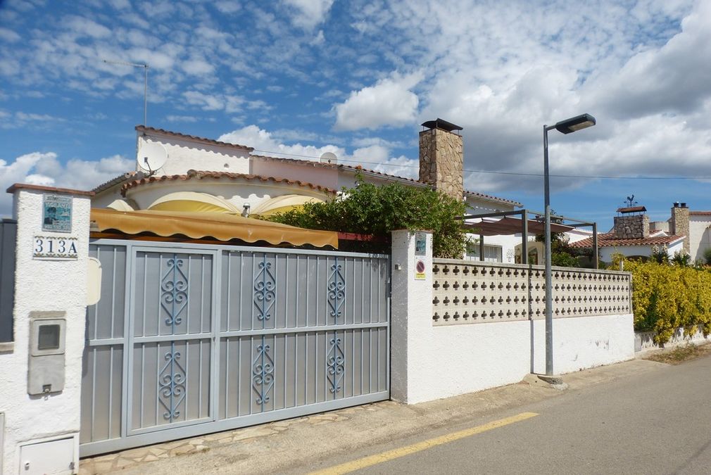 Empuriabrava, house in quiet area 1000m from the beach and shops.