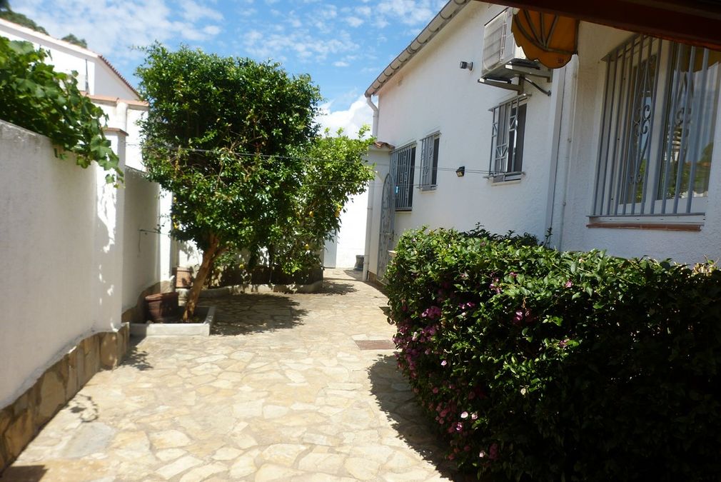 Empuriabrava, house in quiet area 1000m from the beach and shops.