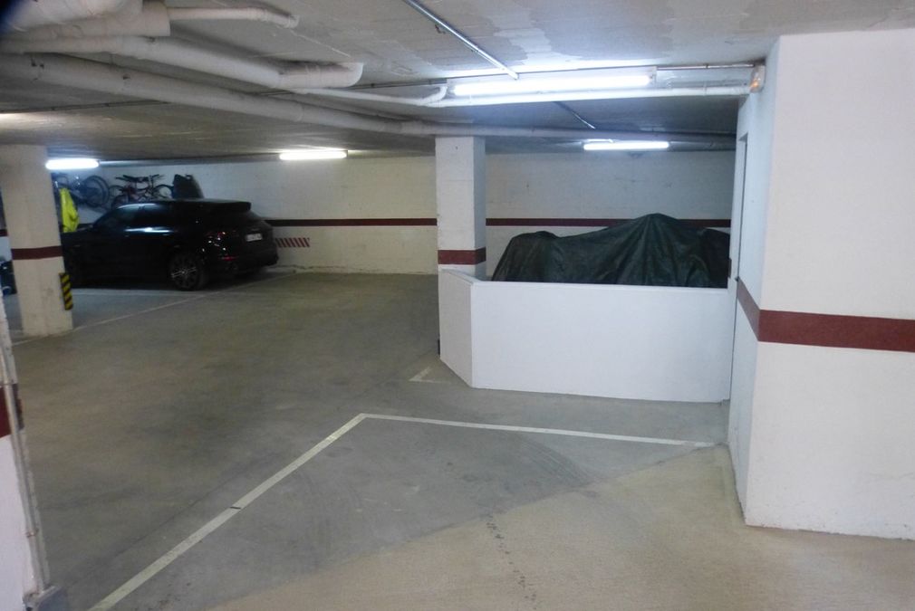 Roses, parking space in closed garage of 25m2 and storage room at 150m from the marina. 