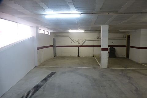 Roses, parking space in closed garage of 25m2 and storage room at 150m from the marina. 