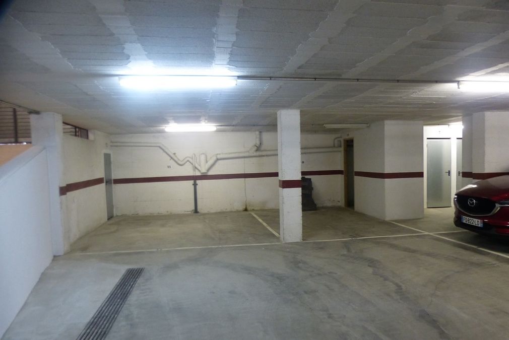 Roses, parking space in closed garage of 25m2 and storage room at 150m from the marina. 