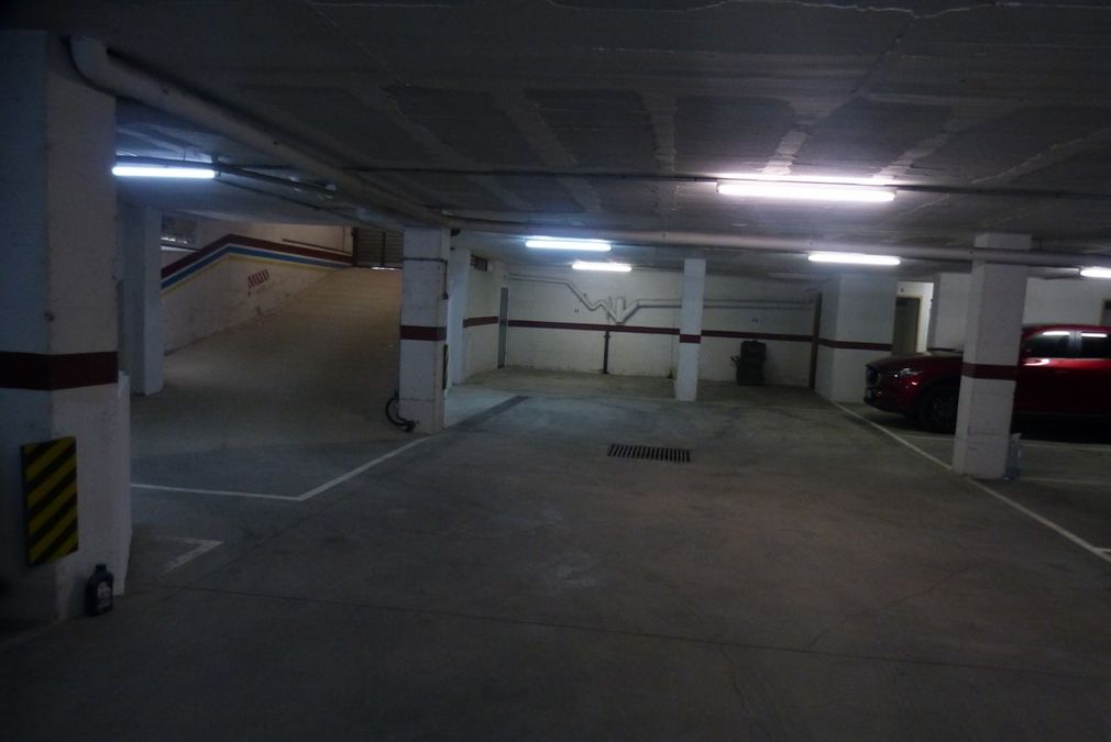 Roses , plaza de parking en garaje cerrado  de 25m2  y trastero  a150m del puerto deportivo 