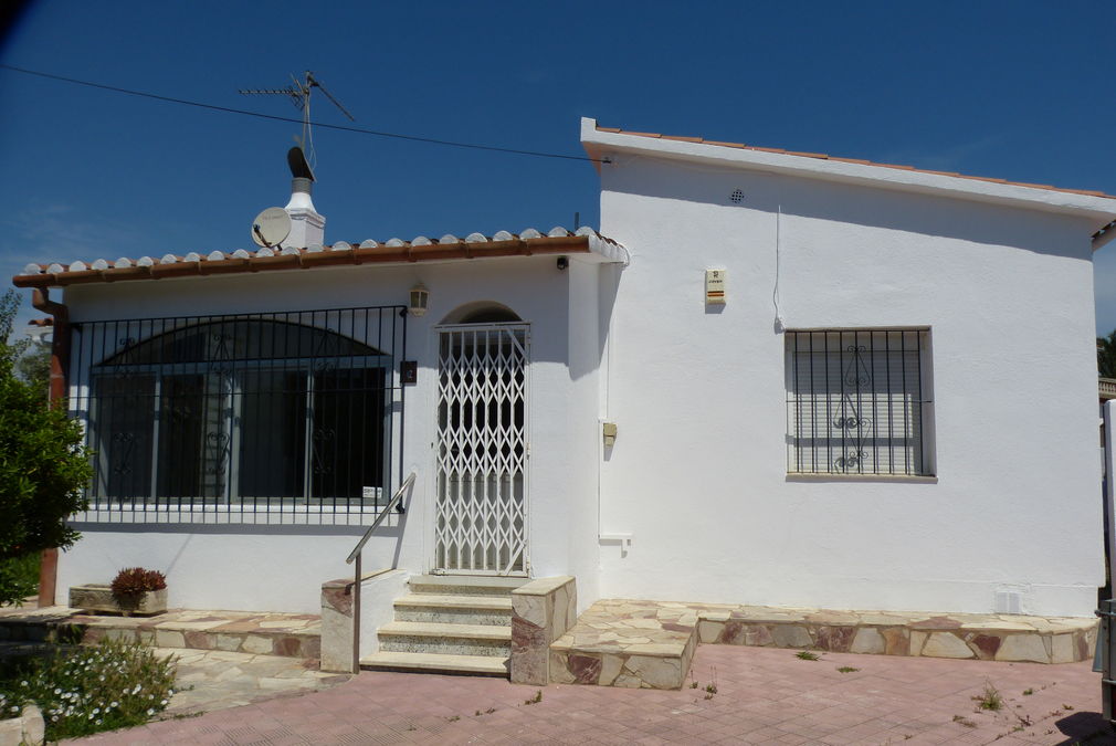 House for sale with large plot of land and very good location