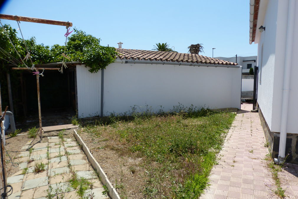 House for sale with large plot of land and very good location