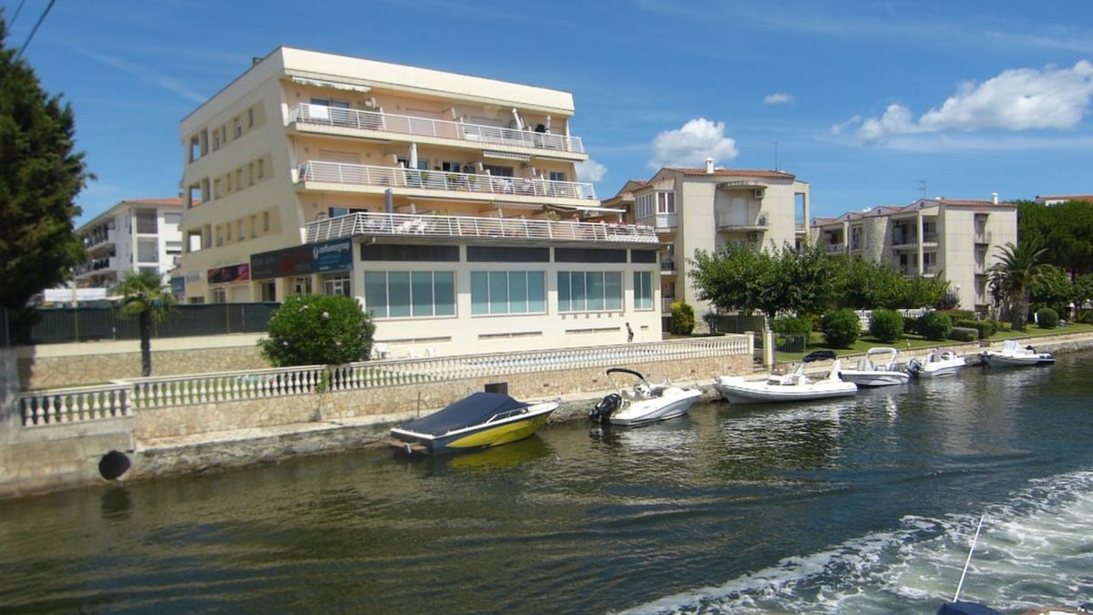 Empuriabrava, beautiful penthouse with 2 bedrooms, swimming pool and community mooring.