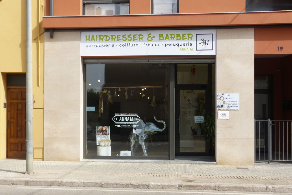 Elegant mixed hairdresser is transferred in Castelló de Empuries