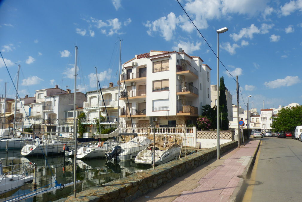 Zu verkaufen Wohnung mit Blick auf den Kanal in der Gegend von Port Moxo