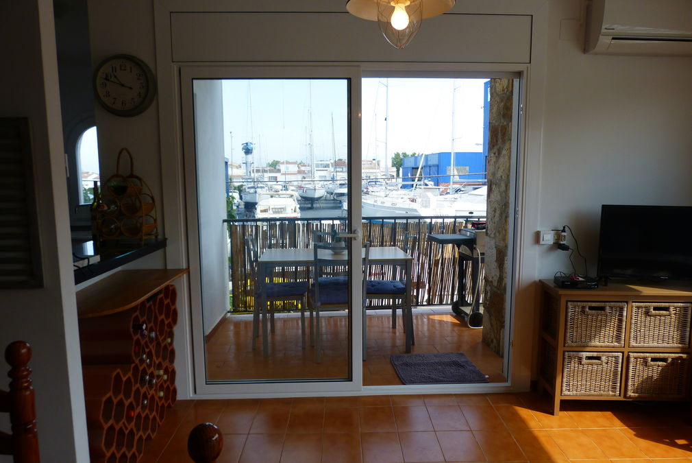 En venda apartament amb vista al canal a la zona de Port Moxo