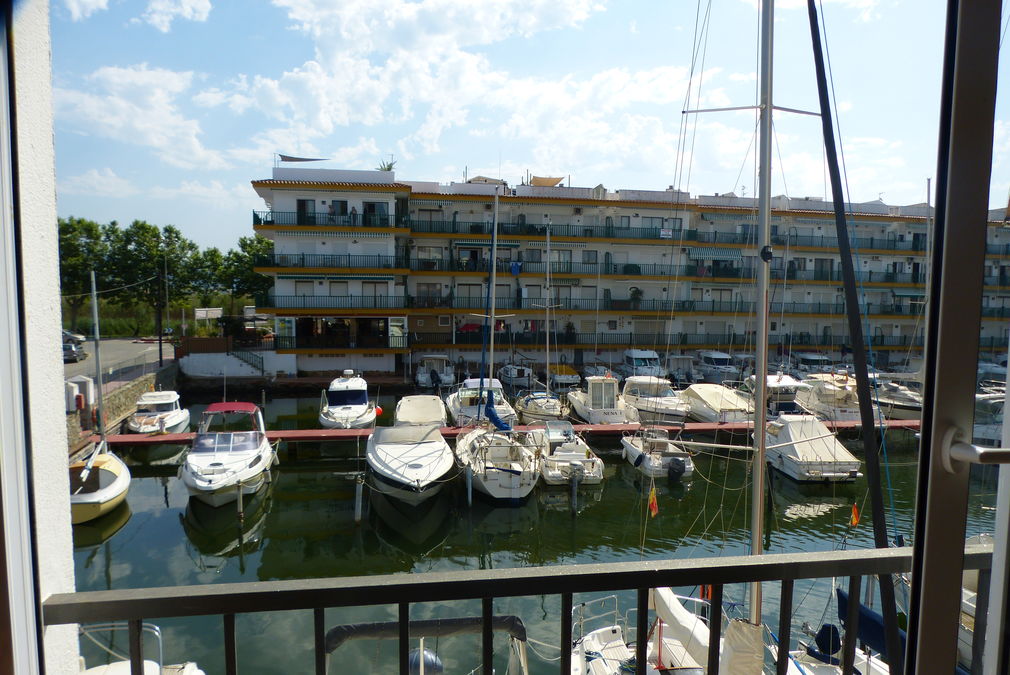 En venta apartamento con vista al canal en la zona de Port Moxo