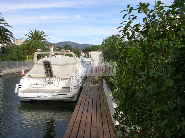 Villa au canal et grand terrain à vendre sur Costa Brava, marina Empuriabrava
