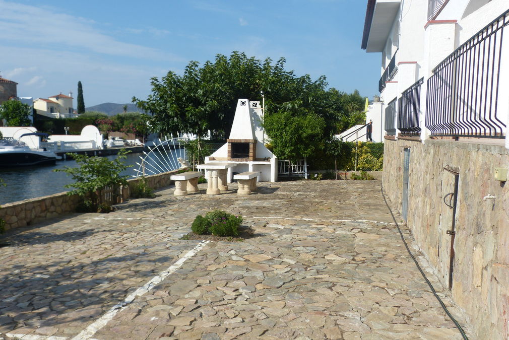 Bonica casa amb piscina comunirária i vistes al canal