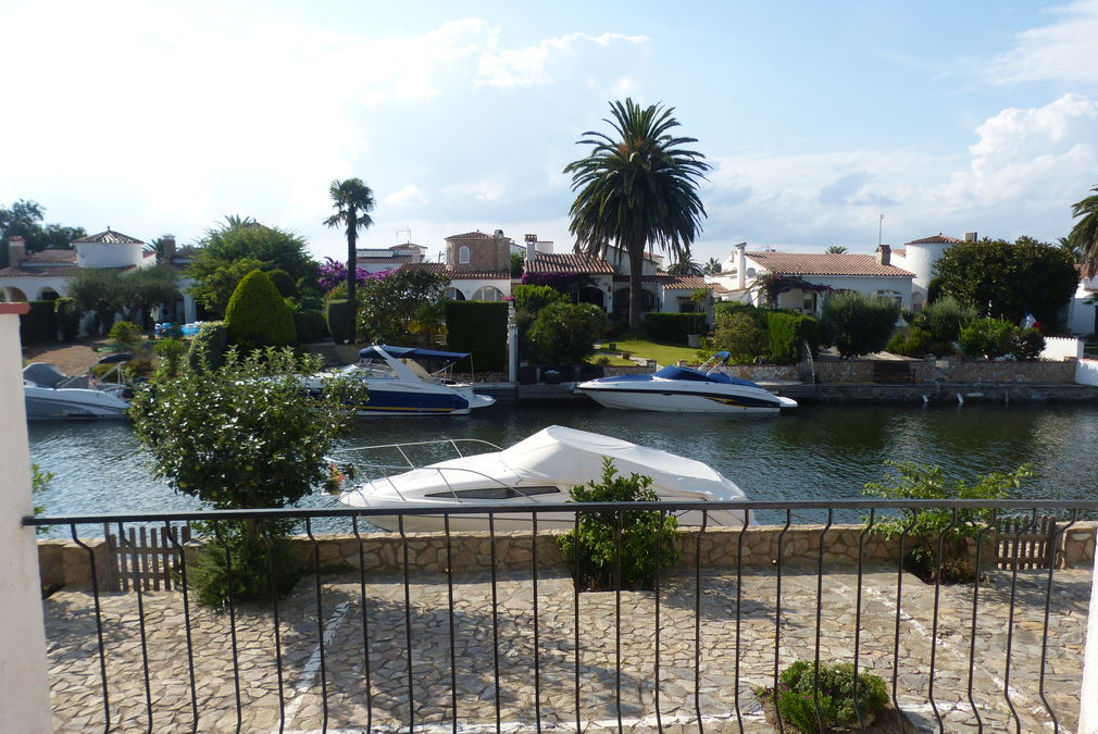 Schönes Haus mit gemeinschaftlichem Pool und Blick auf den Kanal