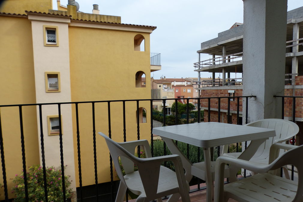 Apartment at Empuriabrava's beach with community swimming pool