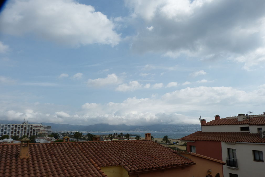 For sale penthouse in Gran Reserva with sea and mountain views.