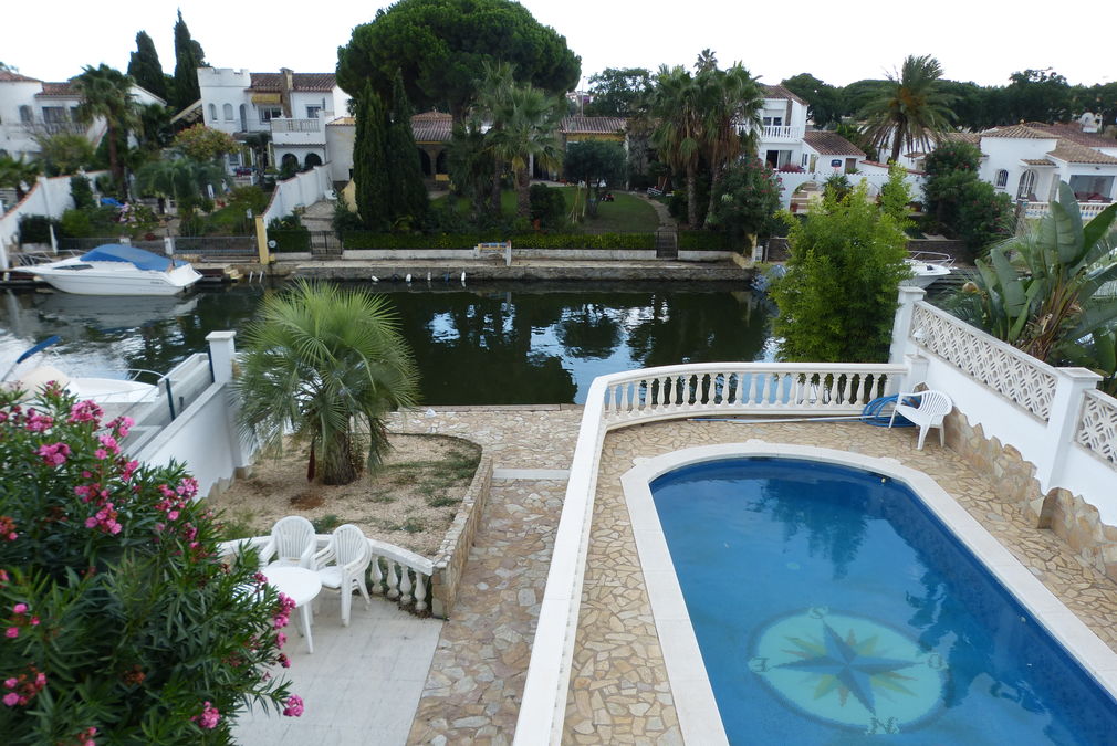 For sale house on the canal south-east facing, land of 542m2 and mooring of 12m