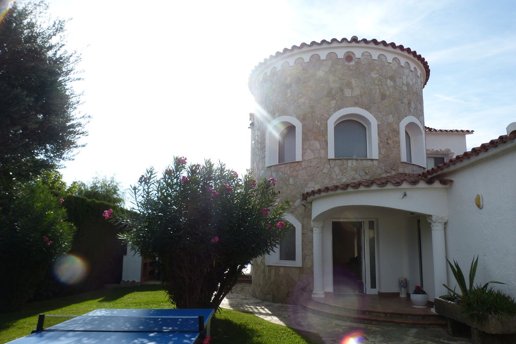 Magnificent house on large canal for sale, land 1080 m2 in angle, mooring of 25 m