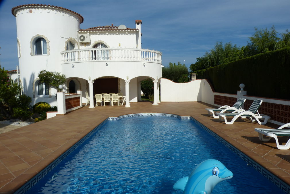 Magnificent house on large canal for sale, land 1080 m2 in angle, mooring of 25 m
