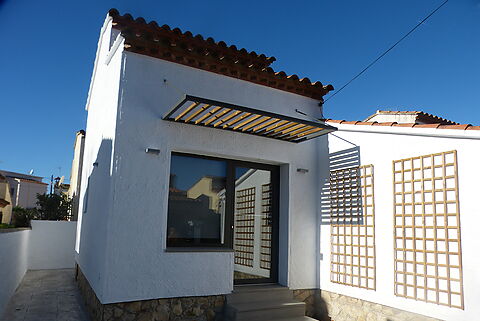 Completely refurbished house on sale in quiet area with communal swimming pool