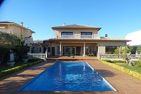 Luxury house on the Grand Canal for sale in the Marina of Empuriabrava, mooring 25 m, land 1080 m2, South