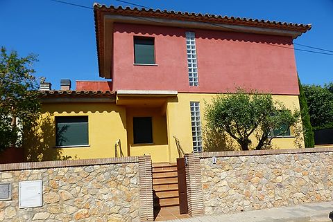 Hermosa villa en la zona de Riells en la escala, a 500 metros de la playa