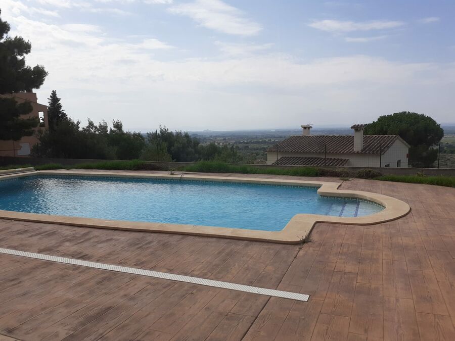 Magnifica villa en la zona de Els olivars con piscina y terraza.