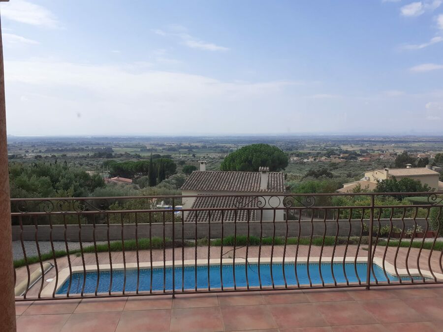 Magnifica vila en la zona de Els olivars amb piscina i terrassa.