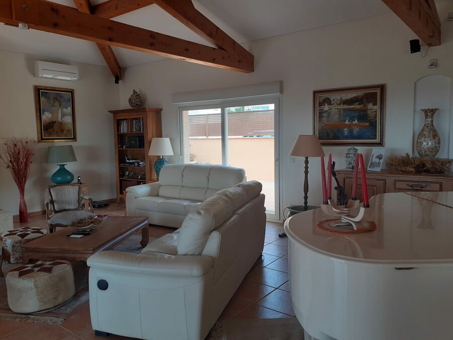 Magnificent villa in the area of Els Olivars with swimming pool and terrace.