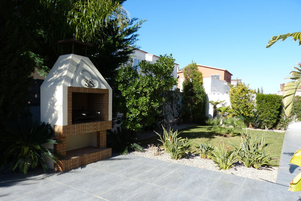Beautiful villa with very good orientation located close to the beach and stores