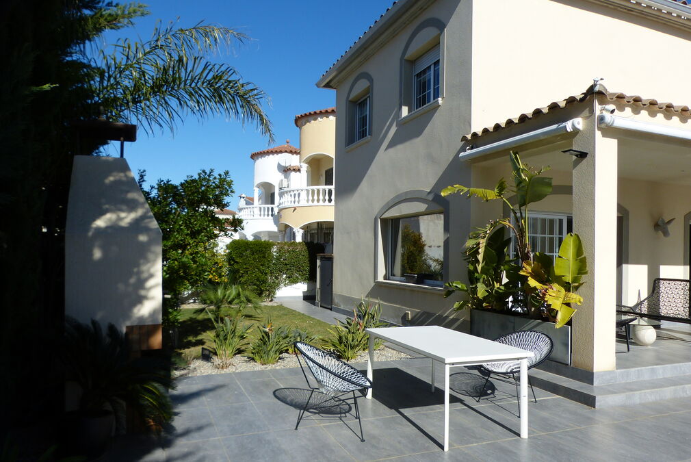 Beautiful villa with very good orientation located close to the beach and stores