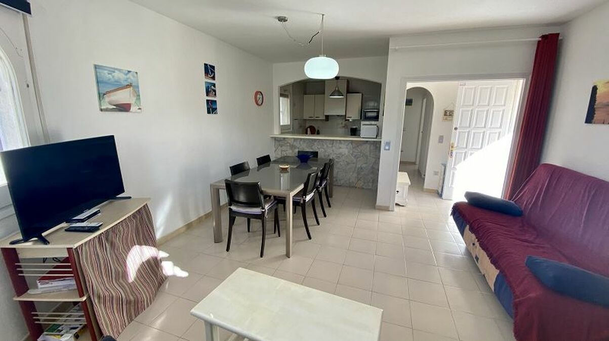 House with two independent apartments located in a quiet residential area of Empuriabrava.