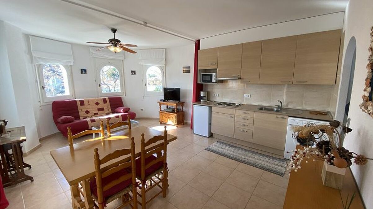 House with two independent apartments located in a quiet residential area of Empuriabrava.