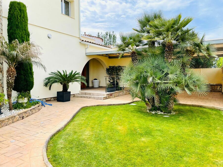 For sale beautiful southeast facing villa on large canal with mooring of 15m