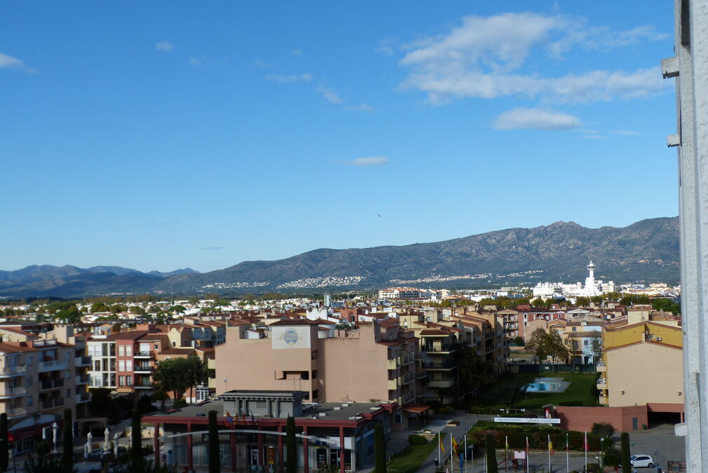 Modern furnished studio with beautiful views of Empuriabrava and the mountains