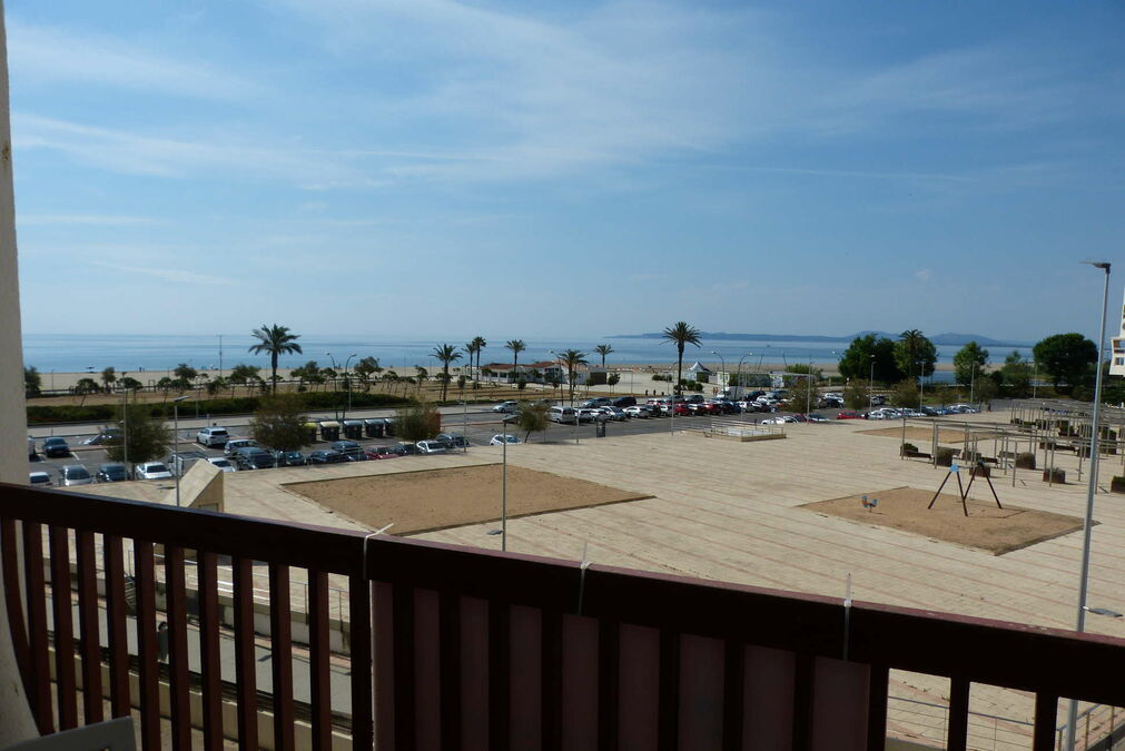 Studio cabin for sale with views on the beachfront in Empuriabrava