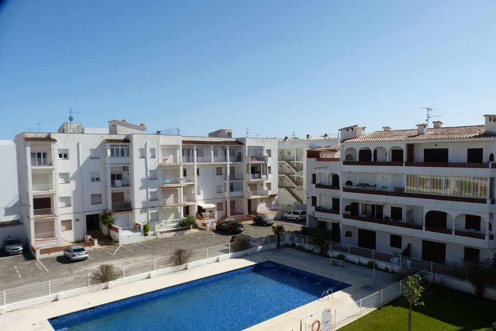 Modern apartment in the residence of Las Chabolas, communal pool and parking.
