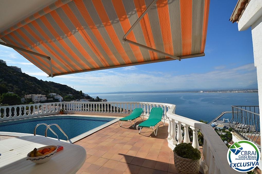 Bonic xalet amb 3 dormitoris, piscina i espectaculars vistes al mar